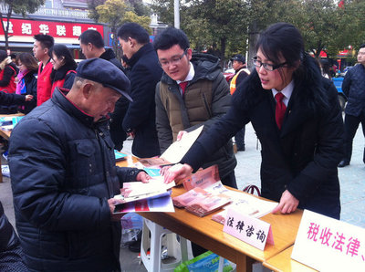 學(xué)雷鋒樹(shù)新風(fēng)，法律咨詢(xún)暖人心——我院開(kāi)展學(xué)雷鋒法律咨詢(xún)服務(wù)活動(dòng)